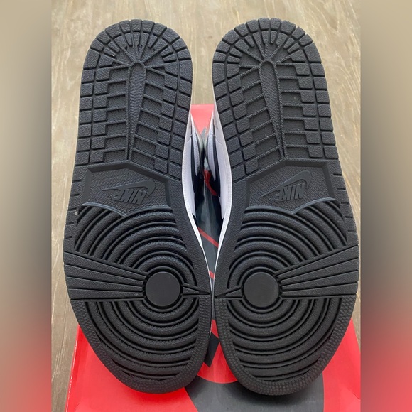 Air Jordan 1 High OG “Silver Toe” Size 8.5M/10W - Picture 7 of 10